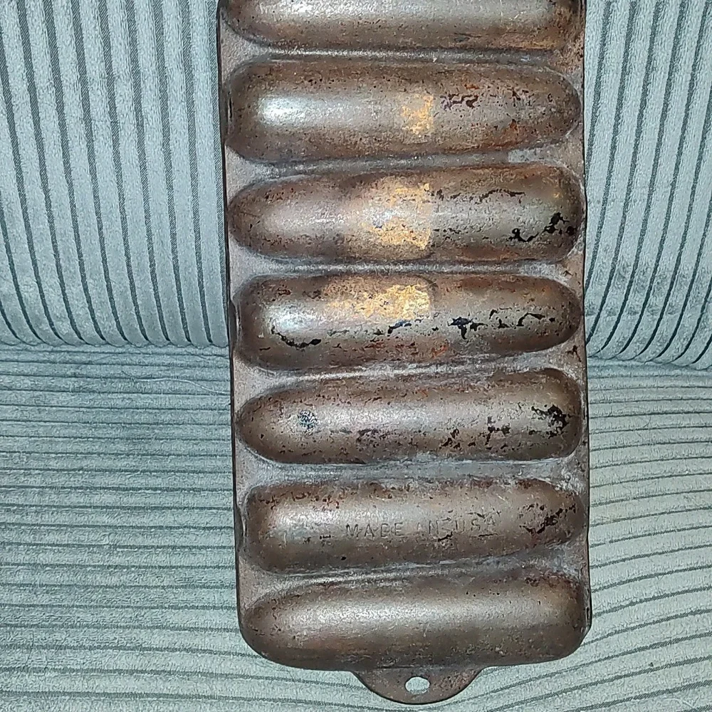 Vintage Wagner cast Iron Corn Stick Pan Made USA